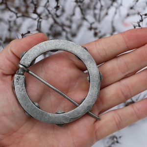 NORICA, grande boucle de cape médiévale avec verre