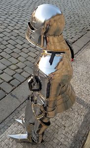 LUXURIÖSE GOTISCHE RÜSTUNG MIT KANONEN