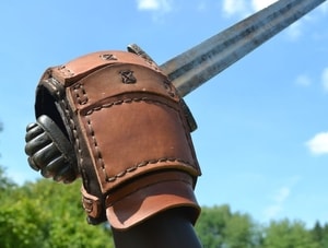 LEATHER GAUNTLET FOR SWORD FIGHT, LEFT HAND - LEATHER ARMOUR/GLOVES{% if kategorie.adresa_nazvy[0] != zbozi.kategorie.nazev %} - ARMOUR HELMETS, SHIELDS{% endif %}