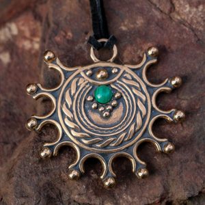 DEVANA, SLAVIC SOLAR PENDANT, BRONZE, MALACHITE - HISTORISCHEN REPLIKEN AUS BRONZE{% if kategorie.adresa_nazvy[0] != zbozi.kategorie.nazev %} - SCHMUCKSTÜCKE{% endif %}