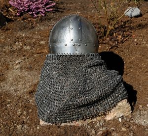 HAGBARD, CASQUE DE VIKING AVEC CAMAIL D'ARMURE - CASQUES VIKINGS ET À NASALE{% if kategorie.adresa_nazvy[0] != zbozi.kategorie.nazev %} - ARMURES ET BOUCLIERS{% endif %}