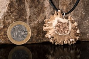 LYNX, ENGRAVED ANTLER PENDANT - ANIMAL PENDANTS{% if kategorie.adresa_nazvy[0] != zbozi.kategorie.nazev %} - JEWELLERY - BRONZE, ZINC{% endif %}