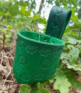 LEAF, LEATHER DRINKING HORN HOLDER, GREEN - TRINKHÖRNER{% if kategorie.adresa_nazvy[0] != zbozi.kategorie.nazev %} - HORNPRODUKTE{% endif %}