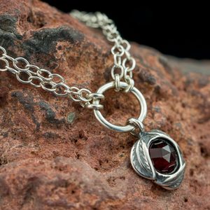 SYBILA, NECKLACE, STERLING SILVER, GARNET - NECKLACES{% if kategorie.adresa_nazvy[0] != zbozi.kategorie.nazev %} - SILVER JEWELLERY{% endif %}