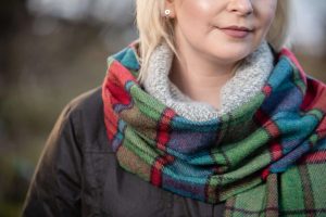 TOMATO HERITAGE BLOCK WINDOWPANE SCARF, IRELAND - WOLLDECKEN UND SCHALS AUS IRLAND{% if kategorie.adresa_nazvy[0] != zbozi.kategorie.nazev %} - WOLLPRODUKTE{% endif %}