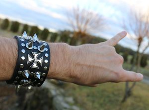 CROSS AND SKULLS, LEDERARMBAND VIII - LEDERARMBÄNDER{% if kategorie.adresa_nazvy[0] != zbozi.kategorie.nazev %} - LEDERPRODUKTE{% endif %}