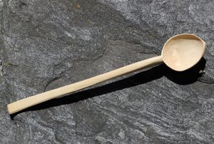 HAND CARVED SPOON, LONG - DISHES, SPOONS, COOPERAGE{% if kategorie.adresa_nazvy[0] != zbozi.kategorie.nazev %} - WOOD{% endif %}