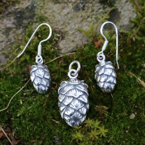 HOPS - HOP CONE, SET OF PENDANT AND EARRINGS, SILVER - JEWELLERY SETS{% if kategorie.adresa_nazvy[0] != zbozi.kategorie.nazev %} - SILVER JEWELLERY{% endif %}