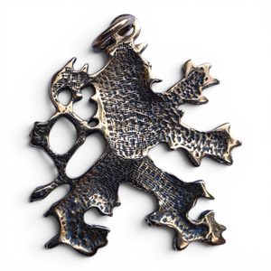 Pendentif représentant le lion tchèque, en bronze