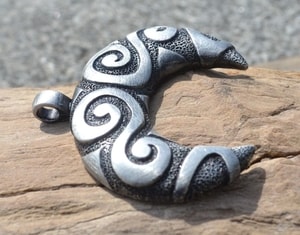 CELTIC SPIRAL LUNULA, TIN PENDANT - INSPIRATION CELTIQUE{% if kategorie.adresa_nazvy[0] != zbozi.kategorie.nazev %} - BIJOUTERIE{% endif %}