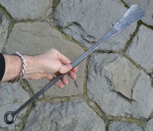 LARGE FORGED SHOE HORN - GEHÄMMERTE PRODUKTE{% if kategorie.adresa_nazvy[0] != zbozi.kategorie.nazev %} - SCHMIEDEARBEITEN, MINTAGE{% endif %}