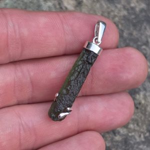 Pendentif en argent avec un vltavine naturel, Ag 925