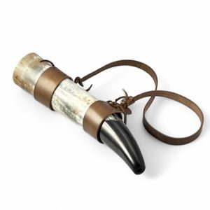 BLOWING HORN 38 cm with leather belt