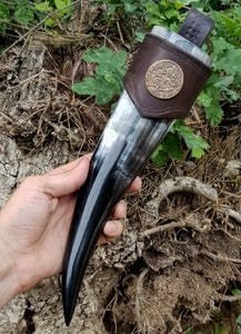 CERNUNNOS, LEATHER DRINKING HORN HOLDER, BROWN - TRINKHÖRNER{% if kategorie.adresa_nazvy[0] != zbozi.kategorie.nazev %} - HORNPRODUKTE{% endif %}