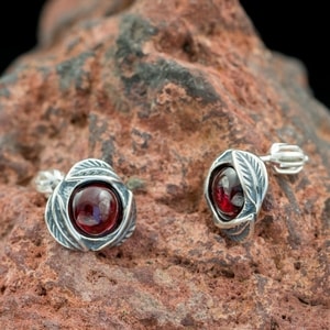 MOLLY, EARRINGS, GARNET, SILVER - EARRINGS WITH GEMSTONES, SILVER{% if kategorie.adresa_nazvy[0] != zbozi.kategorie.nazev %} - SILVER JEWELLERY{% endif %}