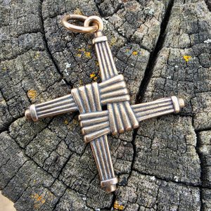 Pendentif Croix de Brigitte en bronze