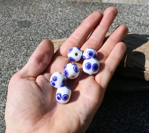 CELTIC GLASS BEAD, WITE, REPLICA - PERLES DE VERRE HISTORIQUES{% if kategorie.adresa_nazvy[0] != zbozi.kategorie.nazev %} - BUSHCRAFT, RECONSTITUTION, ACCESSOIRE{% endif %}