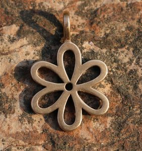 FLEUR, PENDENTIF EN BRONZE - PENDENTIFS, COLLIERS{% if kategorie.adresa_nazvy[0] != zbozi.kategorie.nazev %} - BIJOUTERIE{% endif %}