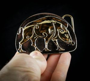 PICTISH BOAR, BELT BUCKLE - GOLDEN COLOUR - CUSTOM MADE BELTS{% if kategorie.adresa_nazvy[0] != zbozi.kategorie.nazev %} - LEATHER PRODUCTS{% endif %}