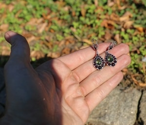 BRANKA, SILVER EARRINGS, MOLDAVITE, GARNET - MOLDAVITES, CZECH{% if kategorie.adresa_nazvy[0] != zbozi.kategorie.nazev %} - SILVER JEWELLERY{% endif %}