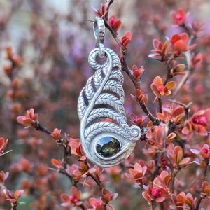 Pendentif en argent avec moldavite, motif fougère, Ag 925