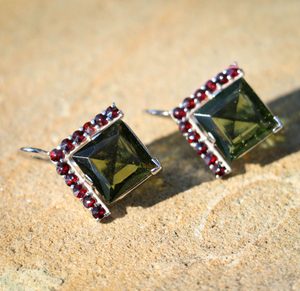 SLAVKA, SILVER EARRINGS, MOLDAVITE, GARNET - MOLDAVITES, CZECH{% if kategorie.adresa_nazvy[0] != zbozi.kategorie.nazev %} - SILVER JEWELLERY{% endif %}