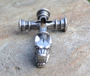 CROIX DU LOUP - Marteau de Thor, Islande, étain