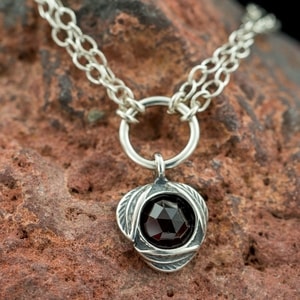 SYBILA, NECKLACE, STERLING SILVER, GARNET - NECKLACES{% if kategorie.adresa_nazvy[0] != zbozi.kategorie.nazev %} - SILVER JEWELLERY{% endif %}