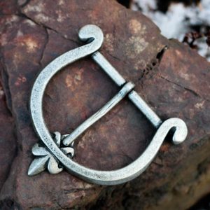 FLEUR DE LIS BELT BUCKLE, MIDDLE AGES - ZINC - BELT ACCESSORIES{% if kategorie.adresa_nazvy[0] != zbozi.kategorie.nazev %} - LEDERPRODUKTE{% endif %}