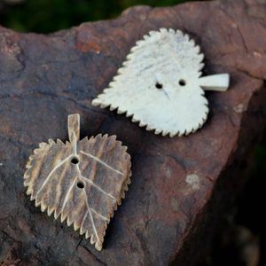 BOUTON FEUILLE DE TILLEUL 34 MM - PRODUITS EN BOIS DE CERF{% if kategorie.adresa_nazvy[0] != zbozi.kategorie.nazev %} - BUSHCRAFT, RECONSTITUTION, ACCESSOIRE{% endif %}