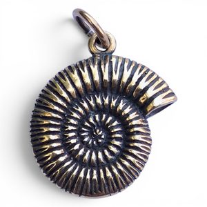 Pendentif en forme d'ammonite, en bronze