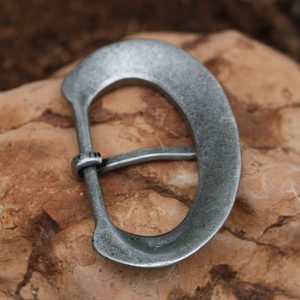 Boucle de ceinture, début du Moyen Âge, zinc
