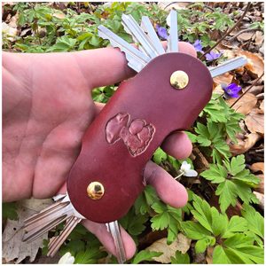 MUSHROOM - LEATHER KEY HOLDER FOR MUSHROOM PICKERS WITH SCREWS, COGNAC - KEYCHAINS, WHIPS, OTHER{% if kategorie.adresa_nazvy[0] != zbozi.kategorie.nazev %} - LEATHER PRODUCTS{% endif %}