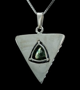 DELTA, PENDENTIF, MOLDAVITE, COUPÉ, ARGENT - BIJOUX À MOLDAVITES TCHÈQUES{% if kategorie.adresa_nazvy[0] != zbozi.kategorie.nazev %} - BIJOUX EN ARGENT{% endif %}