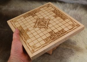 HNEFATAFL ODER TAFL, WIKINGER-BRETTSPIEL – NUR HOLZBRETT - WIKINGER - BRETTSPIELE{% if kategorie.adresa_nazvy[0] != zbozi.kategorie.nazev %} - HISTORISCHE BRETTSPIELE{% endif %}