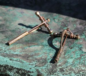 Fibule de bronze croisé romain, réplique