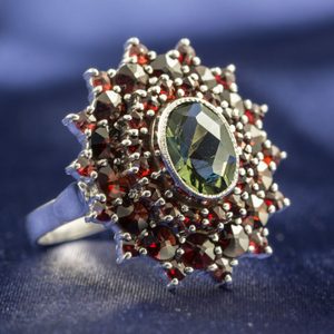 LYNA, CZECH MOLDAVITE, GARNET, SILVER RING - MOLDAVITES, CZECH{% if kategorie.adresa_nazvy[0] != zbozi.kategorie.nazev %} - SILVER JEWELLERY{% endif %}