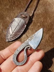 NECK KNIFE WITH LEATHER SHEATH, FORGED - KNIVES{% if kategorie.adresa_nazvy[0] != zbozi.kategorie.nazev %} - WEAPONS - SWORDS, AXES, KNIVES{% endif %}