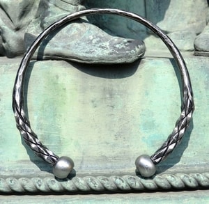 DRAGONISH, HAND FORGED STEEL TORC, TORQUES - FORGED JEWELRY, TORCS, BRACELETS{% if kategorie.adresa_nazvy[0] != zbozi.kategorie.nazev %} - JEWELLERY - BRONZE, ZINC{% endif %}