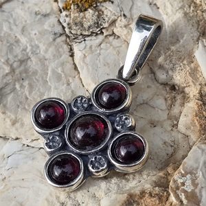 PRAGA, medieval pendant with garnets, silver 925/1000