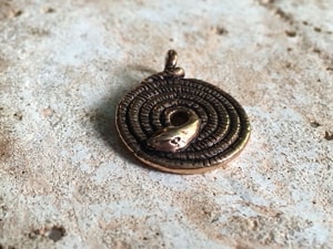 Pendentif serpent enroulé, bronze