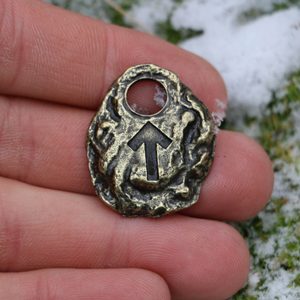 TIWAZ - RUNE PENDANT, ANTIQUE BRASS - RUNE PENDANTS{% if kategorie.adresa_nazvy[0] != zbozi.kategorie.nazev %} - JEWELLERY - BRONZE, ZINC{% endif %}