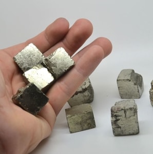 PYRITE, CUBE - DECORATIVE MINERALS AND ROCKS{% if kategorie.adresa_nazvy[0] != zbozi.kategorie.nazev %} - MOLDAVITES, MINERALS, FOSSILS{% endif %}