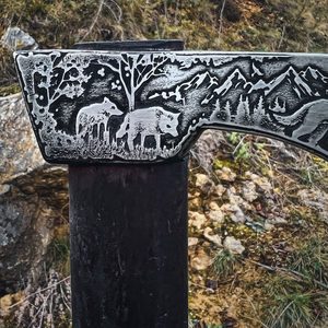CARPATHIAN VALASKA TRADITIONAL FORGED AXE - ETCHED WITH WOLF AND DEER - AXT, SCHLAGWAFFEN{% if kategorie.adresa_nazvy[0] != zbozi.kategorie.nazev %} - WAFFEN{% endif %}