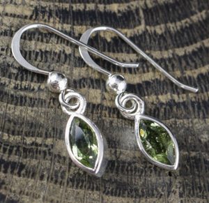 CAIRA, EARRINGS, FACETED MOLDAVITE, SILVER - MOLDAVITES, CZECH{% if kategorie.adresa_nazvy[0] != zbozi.kategorie.nazev %} - SILVER JEWELLERY{% endif %}