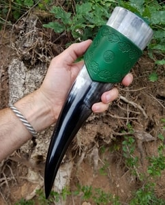 LEAF, LEATHER DRINKING HORN HOLDER, GREEN - TRINKHÖRNER{% if kategorie.adresa_nazvy[0] != zbozi.kategorie.nazev %} - HORNPRODUKTE{% endif %}