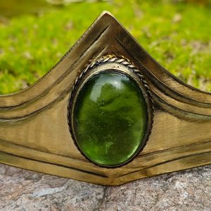 GRACIA - CROWN, BRASS, MOSS GREEN - CROWNS AND TIARAS{% if kategorie.adresa_nazvy[0] != zbozi.kategorie.nazev %} - JEWELLERY - BRONZE, ZINC{% endif %}