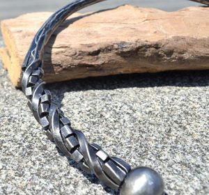 CUBIC, HAND FORGED TORC - GESCHMIEDETEN SCHMUCK, TORQUES, BRACELET{% if kategorie.adresa_nazvy[0] != zbozi.kategorie.nazev %} - SCHMUCKSTÜCKE{% endif %}