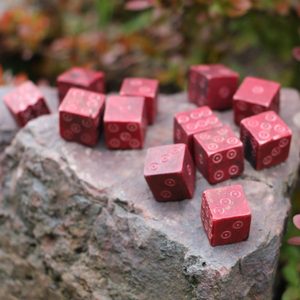 GAMING DICE - RED, 1 PIECE - MITTELALTER, RETTSPIELE{% if kategorie.adresa_nazvy[0] != zbozi.kategorie.nazev %} - HRY A KNIHY{% endif %}