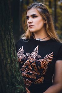 VALKNUT - VIKING WOMEN'S T-SHIRT COLORED - T-SHIRTS - DAMEN{% if kategorie.adresa_nazvy[0] != zbozi.kategorie.nazev %} - NAAV{% endif %}